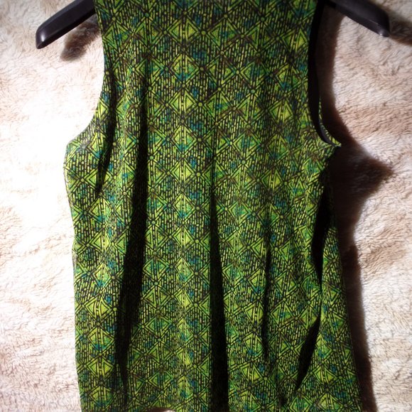 Green geometric print pleated semi sheer top over black lining L - Picture 3 of 5